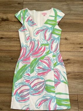 Lilly Pulitzer Desiree Shift Dress SZ Medium "Ring The Bellboy" V Neck Floral